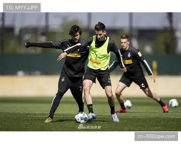 场边花絮:门兴教练组根据实时数据面板,频繁向场上球员做出压迫手势 场边花絮:门兴教练组根据实时数据面板,频繁向场上球员做出压迫手势